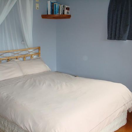 Manuka Lodge Tryphena Ngoại thất bức ảnh