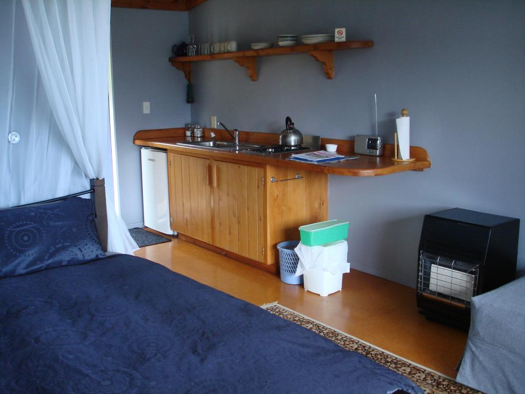 Manuka Lodge Tryphena Ngoại thất bức ảnh