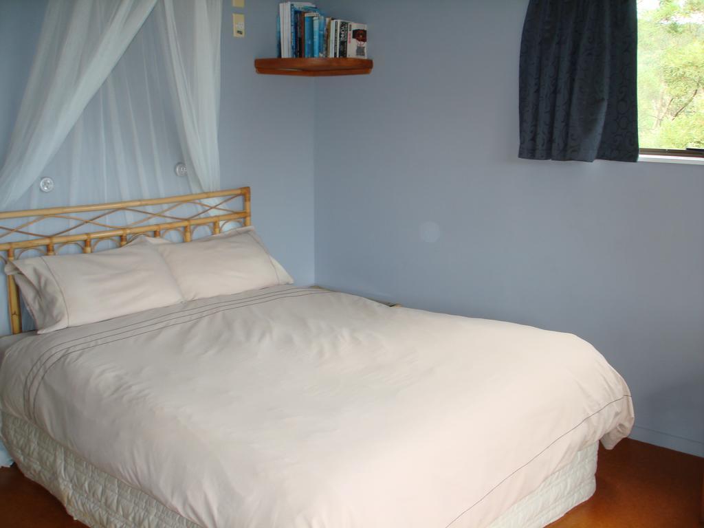 Manuka Lodge Tryphena Ngoại thất bức ảnh