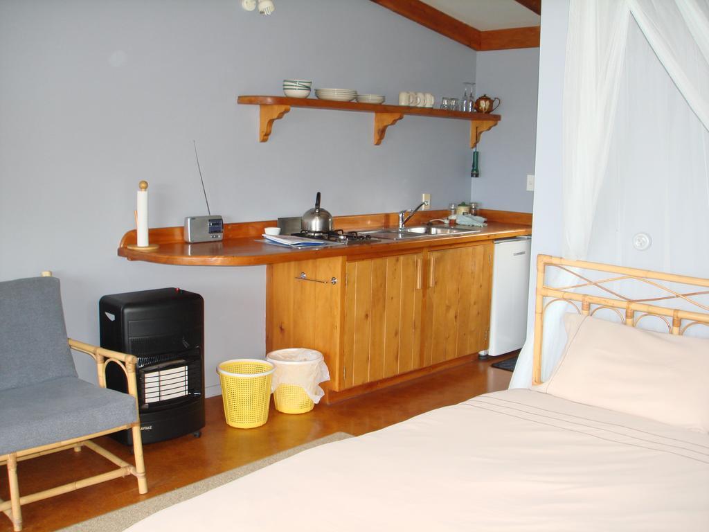 Manuka Lodge Tryphena Ngoại thất bức ảnh