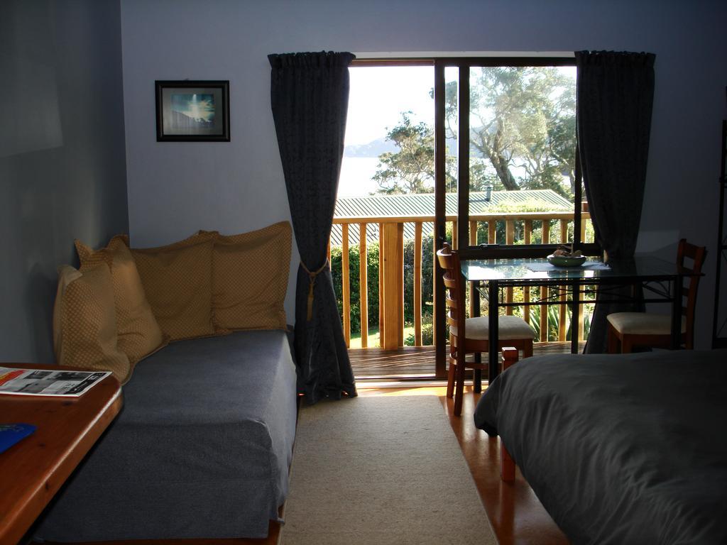 Manuka Lodge Tryphena Ngoại thất bức ảnh